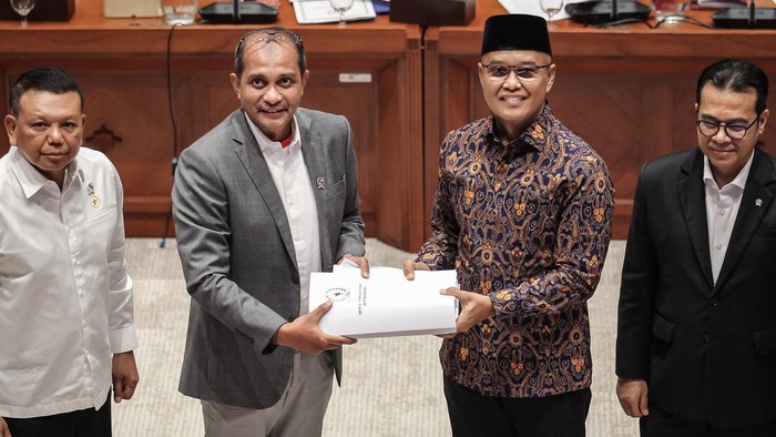 Wakil Ketua Komisi I DPR Sukamta (kedua kanan) menyerahkan Daftar Inventarisasi Masalah (DIM) kepada Wakil Menteri Hukum Edward Omar Sharif Hiariej (kedua kiri) didampingi Wakil Menteri Sekretaris Negara Bambang Eko Suhariyanto (kiri) dan Wakil Menteri Komunikasi dan Digital Nezar Patria (kanan) saat rapat kerja di Kompleks Parlemen, Senayan, Jakarta, Senin (29/6/2026). Rapat tersebut membahas Pembicaraan Tingkat I pembahasan Rancangan Undang-Undang tentang Keamanan dan Ketahanan Siber (KKS). ANTARA FOTO/Dhemas Reviyanto/kye