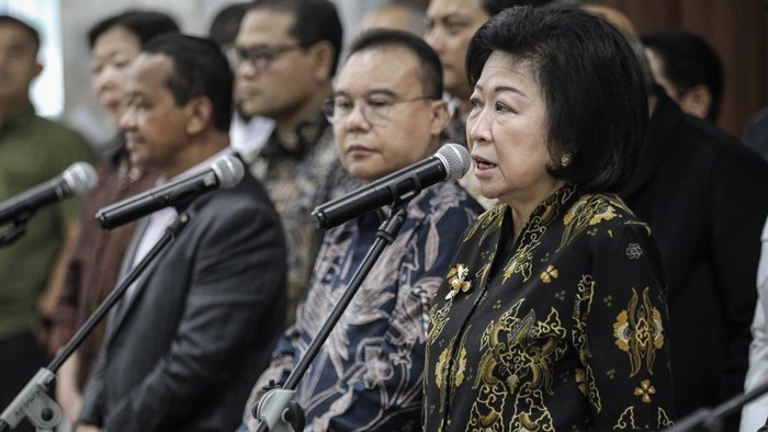 Wakil Ketua Dewan Ekonomi Nasional (DEN) Mari Elka Pangestu (kanan) bersama Wakil Ketua DPR Sufmi Dasco Ahmad (tengah) dan Menteri ESDM Bahlil Lahadalia (kiri) menyampaikan keterangan pers usai rapat koordinasi di Kompleks Parlemen, Senayan, Jakarta, Senin (29/6/2026). Rapat tersebut membahas pertumbuhan ekonomi Indonesia sekaligus upaya mitigasi di tengah ketidakpastian ekonomi global. ANTARA FOTO/Dhemas Reviyanto/kye