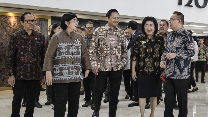 Wakil Ketua DPR Sufmi Dasco Ahmad (kanan) berbincang dengan Wakil Ketua Dewan Ekonomi Nasional (DEN) Mari Elka Pangestu (kedua kanan), Wakil Menteri Keuangan Juda Agung (kiri), Deputi Gubernur Senior BI Destry Damayanti (kedua kiri), dan Deputi Gubernur BI Thomas Djiwandono (tengah), usai menghadiri rapat koordinasi di Kompleks Parlemen, Senayan, Jakarta, Senin (29/6/2026). Rapat tersebut membahas pertumbuhan ekonomi Indonesia sekaligus upaya mitigasi di tengah ketidakpastian ekonomi global. ANTARA FOTO/Dhemas Reviyanto/kye