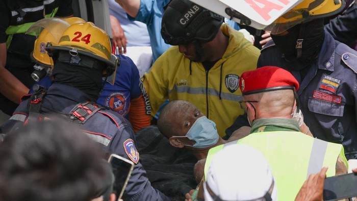 Salah satu korban gempa Venezuela berhasil diselamatkan usai tertimbun reruntuhan bangunan (REUTERS/Leonardo Fernandez Viloria) 