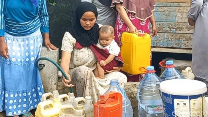 Sedikitnya 600 Kepala Keluarga di Dusun Cipari dan Cipatat, Desa Kertanegla, Kecamatan Bojong gambir Kabupaten Tasikmalaya kesulitan air bersih