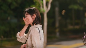 Cha Ji Yoon gak bisa menahan perasaannya setelah nonton konser dan nangis di luar venue. Kelanjutan cerita See You At Work Tomorrow! bisa kamu saksikan malam ini, Senin (29/6/2026) di Prime Video. (Foto: dok. tvN)