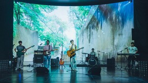 Cho Ga Eul tampil dengan band-nya yang ternyata punya banyak fans. Bagaimana closure dari hubungan dua orang ini sepertinya akan dibahas lebih lanjut dalam episode terbaru See You At Work Tomorrow! nanti. (Foto: dok. tvN)