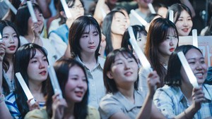 Meski udah putus, rupanya masih ada rasa yang tersisa di hati Cha Ji Yoon. Makanya ketika dia nonton konser Cho Ga Eul, Cha Ji Yoon tampak emosional di antara para fangirls. (Foto: dok. tvN)