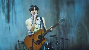 Dalam episode See You At Work Tomorrow! sebelumnya diperkenalkan sosok cinta pertama/mantan pacar Cha Ji Yoon bernama Cho Ga Eul (Choi Kyung Hoon). Si mantan muncul setelah nge-ghosting Cha Ji Yoon selama 8 bulan. (Foto: dok. tvN)