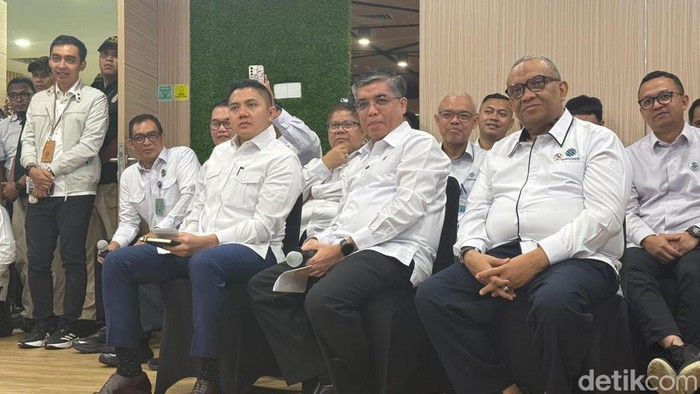 Seskab Teddy dan Menaker Yassierli beri pesan untuk fresh graduate soal CV