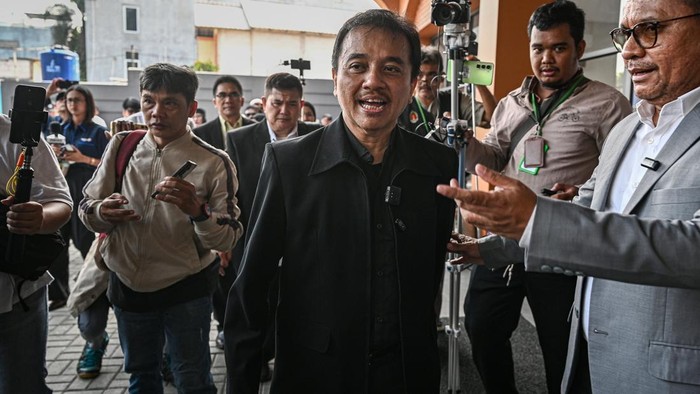 Tersangka kasus dugaan fitnah dan pencemaran nama baik terkait keaslian ijazah Presiden ke-7 RI Joko Widodo, Roy Suryo (tengah) tiba untuk menghadiri sidang perdana praperadilannya di Pengadilan Negeri Jakarta Selatan, Jakarta, Senin (29/6/2026). Sidang gugatan praperadilan tersebut terkait upaya paksa penangkapan hingga penggeledahan yang dilakukan Polda Metro Jaya terhadap Roy Suryo pada Jumat (19/6/2026) lalu. ANTARA FOTO/Fauzan/YU