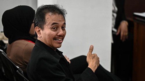 Tersangka kasus dugaan fitnah dan pencemaran nama baik terkait keaslian ijazah Presiden ke-7 RI Joko Widodo, Roy Suryo (tengah) tiba untuk menghadiri sidang perdana praperadilannya di Pengadilan Negeri Jakarta Selatan, Jakarta, Senin (29/6/2026). Sidang gugatan praperadilan tersebut terkait upaya paksa penangkapan hingga penggeledahan yang dilakukan Polda Metro Jaya terhadap Roy Suryo pada Jumat (19/6/2026) lalu. ANTARA FOTO/Fauzan/YU
