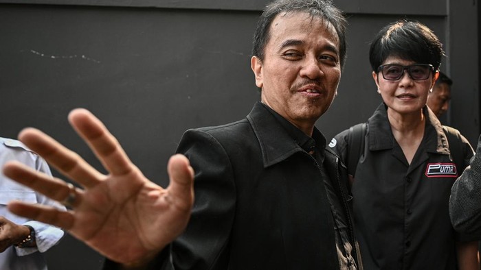 Tersangka kasus dugaan fitnah dan pencemaran nama baik terkait keaslian ijazah Presiden ke-7 RI Joko Widodo, Roy Suryo (tengah) tiba untuk menghadiri sidang perdana praperadilannya di Pengadilan Negeri Jakarta Selatan, Jakarta, Senin (29/6/2026). Sidang gugatan praperadilan tersebut terkait upaya paksa penangkapan hingga penggeledahan yang dilakukan Polda Metro Jaya terhadap Roy Suryo pada Jumat (19/6/2026) lalu. ANTARA FOTO/Fauzan/YU