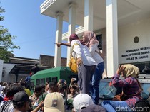 Aksi Ricuh Pendukung Terdakwa Korupsi Sudewo