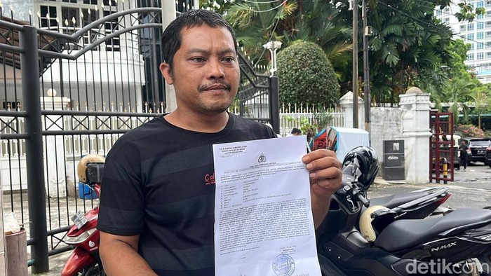 Teks foto: Korban Ardi saat diwawancarai. (Foto: Finta Rahyuni/detikSumut)