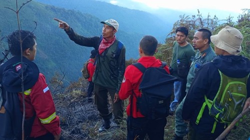 Tim gabungan memantau titik api di Bukit Pal Jepang Desa Sapit, Kecamatan Suela, Lombok Timur, NTB, Minggu (28/6/2026). (Foto: Dok. KPH Rinjani Timur)