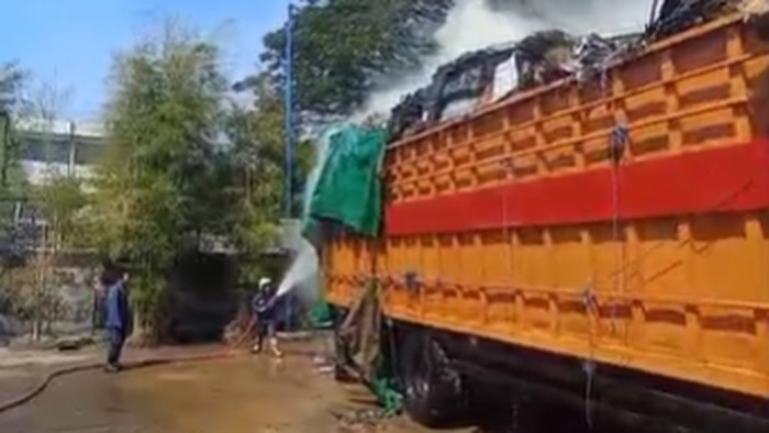 Truk Fuso terbakar di Pelabuhan Makassar.