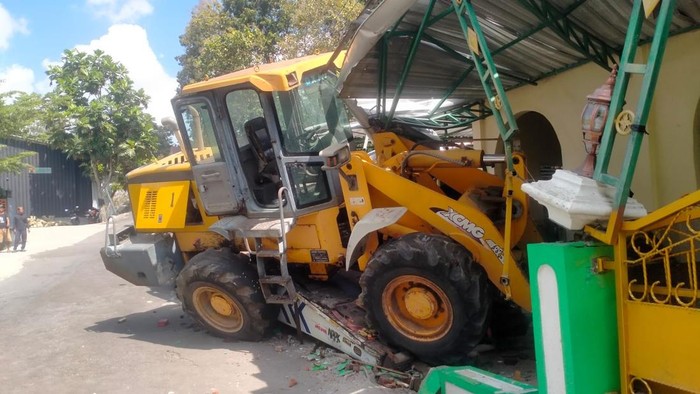 Truk towing angkut backhoe nabrak masjid di Nanggulan, Kulon Progo, Senin (29/6/2026).