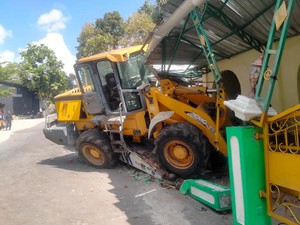 Momen Ngeri Truk Angkut Alat Berat Tabrak Masjid di Kulon Progo