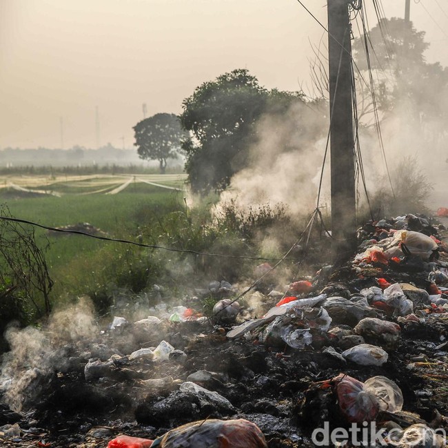 Tumpukan Sampah Liar Meluber ke Jalan, Ganggu Pengendara