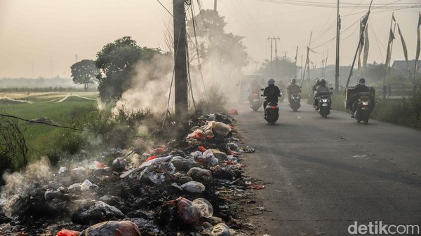 Tumpukan Sampah Liar Meluber ke Jalan, Ganggu Pengendara
