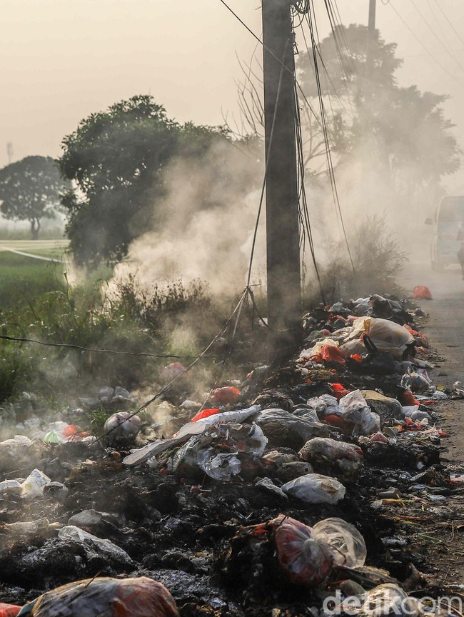 Tumpukan Sampah Liar Meluber ke Jalan, Ganggu Pengendara