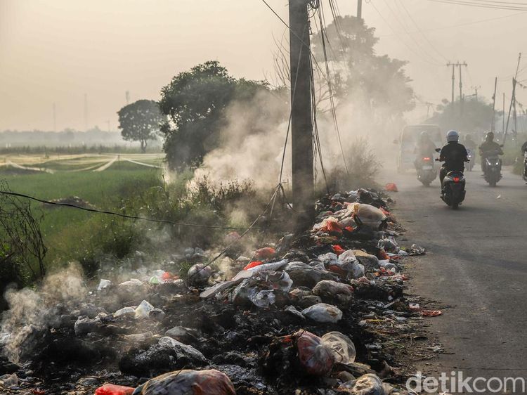 Tumpukan Sampah Liar Meluber ke Jalan, Ganggu Pengendara