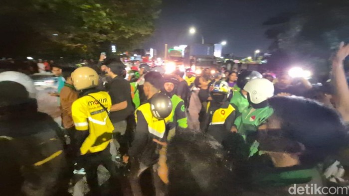 Unjuk rasa mahasiswa di Makassar berakhir rusuh saat pengemudi ojol meminta mereka membubarkan diri.