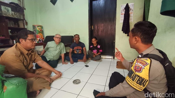 Unsur pemerintahan Kelurahan Tawangsari Kecamatan Tawang Kota Tasikmalaya saat berkunjung ke rumah janda yang sempat dikabarkan hilang.