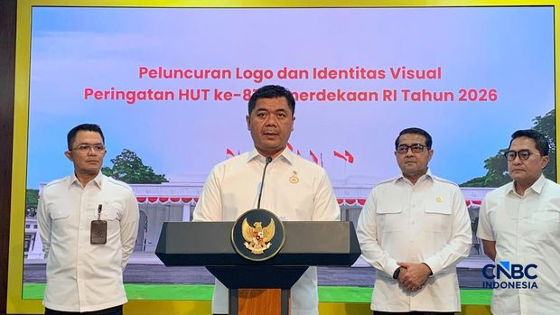 Wakil Menteri Sekretaris Negara Juri Ardiantoro mengumumkan pemenang polling perayaan HUT RI ke 81. Polling dijalankan sejak 24 - 28 Juni lalu, melalui website logohutri.istanapresiden.go.id. (CNBC Indonesia/Emir Yanwardhana)