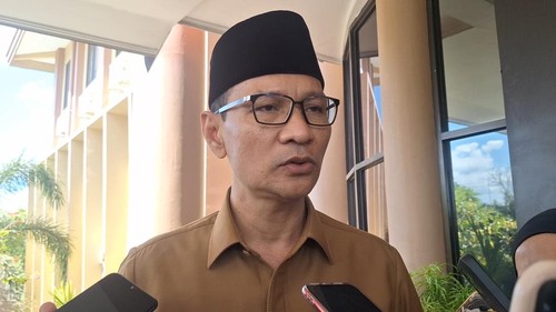 Wali Kota Mataram, Mohan Roliskana, saat diwawancarai, Senin (29/6/2026). (Nathea Citra/detikBali)