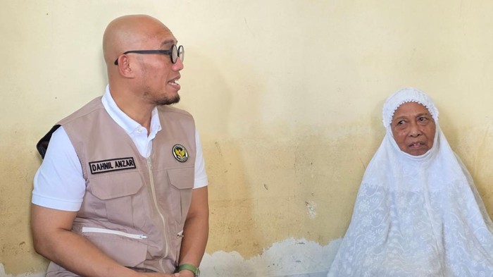 Wamenhaj RI Dahnil Anzar Simanjuntak menyerahkan bantuan kepada jemaah haji asal Pidie Jaya yang baru kembali dari Tanah Suci.