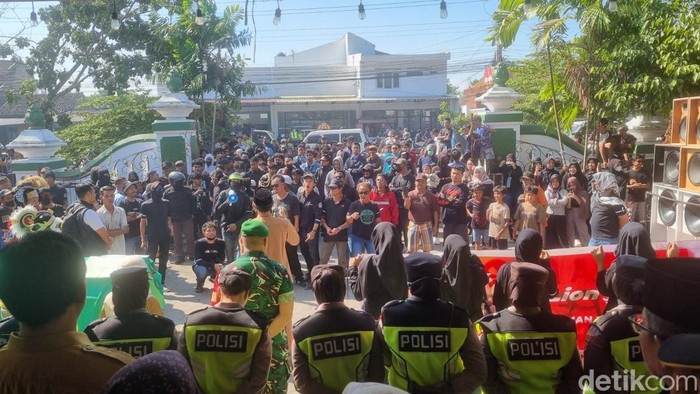Warga Pedukuhan Banyon demo di Kantor Kalurahan Pendowoharjo, Sewon, Bantul, Senin (29/6/2026). Mereka minta Dukuhnya dicopot.