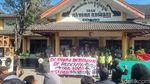 Potret Demo Copot Pak Dukuh Banyon Bantul, Massa Bawa Keranda ke Kalurahan