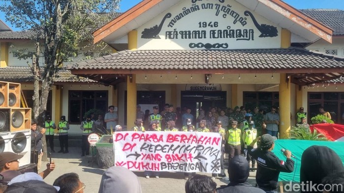 Warga Pedukuhan Banyon demo di Kantor Kalurahan Pendowoharjo, Sewon, Bantul, Senin (29/6/2026). Mereka minta Dukuhnya dicopot.