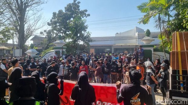 Warga Pedukuhan Banyon demo di Kantor Kalurahan Pendowoharjo, Sewon, Bantul, Senin (29/6/2026). Mereka minta Dukuhnya dicopot. Warga Pedukuhan Banyon demo di Kantor Kalurahan Pendowoharjo, Sewon, Bantul, Senin (29/6/2026). Mereka minta Dukuhnya dicopot.