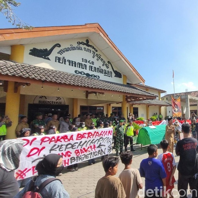 Potret Demo Copot Pak Dukuh Banyon Bantul, Massa Bawa Keranda ke Kalurahan
