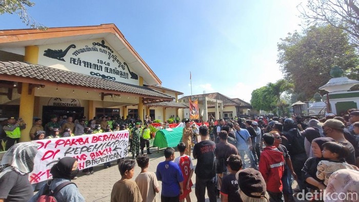 Warga Pedukuhan Banyon demo di Kantor Kalurahan Pendowoharjo, Sewon, Bantul, Senin (29/6/2026). Mereka minta Dukuhnya dicopot.