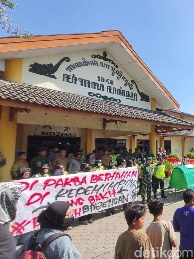 Potret Demo Copot Pak Dukuh Banyon Bantul, Massa Bawa Keranda ke Kalurahan