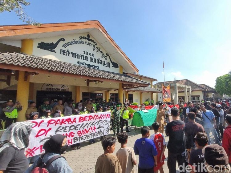Potret Demo Copot Pak Dukuh Banyon Bantul, Massa Bawa Keranda ke Kalurahan