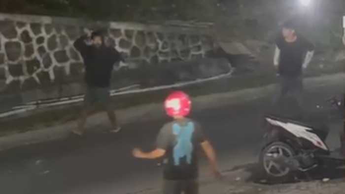 Warga serang polisi yang mau selamatkan wanita korban penculikan di Kendari.