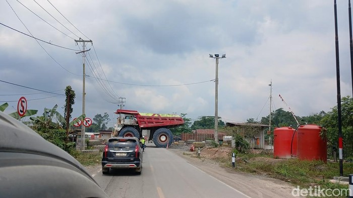 Kondisi jalan nasional yang membelah area konsesi milik perusahaan pertambangan PT KPC.
