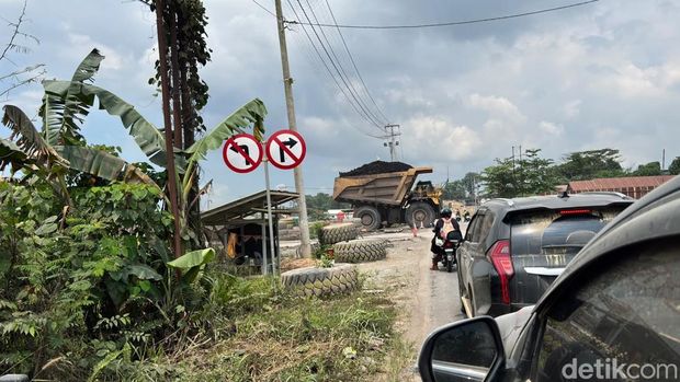 Yang Unik di Kalimantan: Setop Bukan karena Kereta Lewat, tapi Mobil Tambang Kondisi jalan nasional yang membelah area konsesi milik perusahaan pertambangan PT KPC.