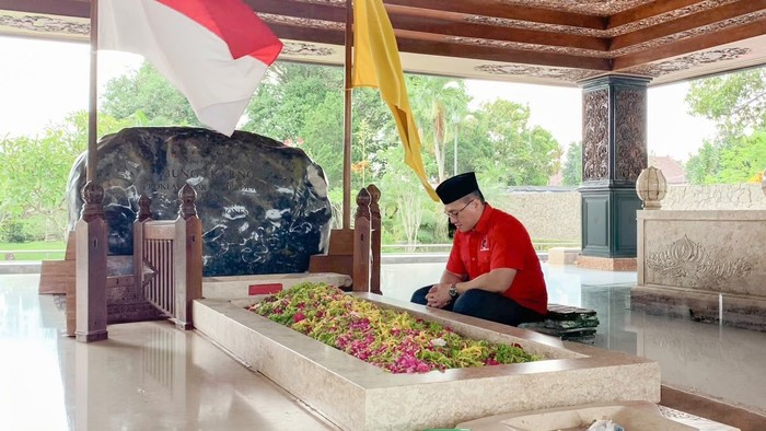 Anggota DPRD DKI Jakarta Fraksi PDI Perjuangan, Hardiyanto Kenneth Melakukan Ziarah Makam Bung Karno di Blitar, Jawa Timur.