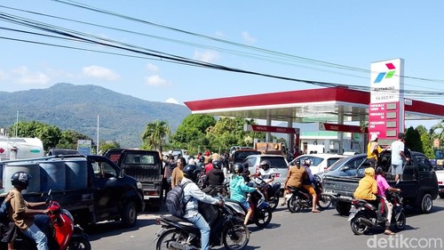 Antrean mengular panjang di SPBU 01 Larantuka, Selasa (30/6/2026). (Yurgo Purab/detikBali)