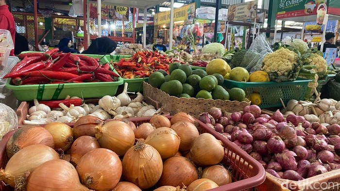 Bahan pokok di Pasar Klojen Kota Malang.