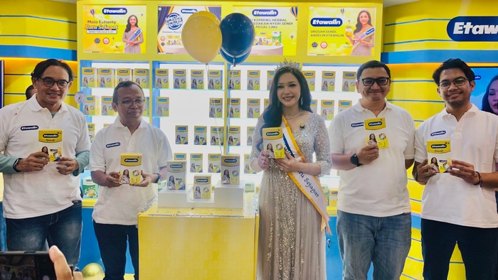 Bapak Andik Duana Putra selaku Direktur Operasi dan Komersial, Bapak Iwan Sunaryoso selaku Direktur Legal, Kepatuhan & Kerjasama, Maia Estianty sebagai Brand Ambassador Etawalin, Bapak Lucky Hatreztyo selaku Direktur Utama PT Etos Kreatif Indonesia, 