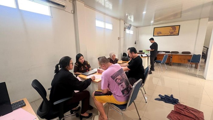 Bareskrim Polri telah melaksanakan pelimpahan tahap II dua tersangka kasus narkotika jaringan Andre Fernando alias The Doctor. Dua tersangka yang dilimpahkan adalah Charles Bernado dan Arfan Yulius Lauw, dan akan segera disidang..