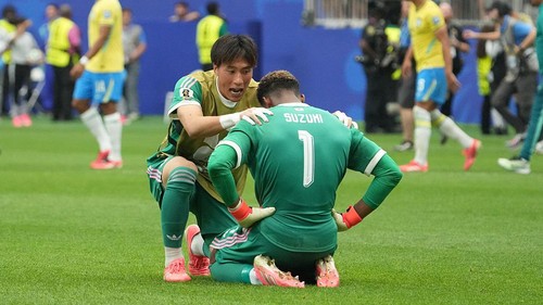 HOUSTON, TEXAS - JUNE 29: Zion Suzuki #1 and Keisuke Osako of Japan look on after the FIFA World Cup 2026 Round Of 32 match between Brazil and Japan at Houston Stadium on June 29, 2026 in Houston, Texas. (Photo by Masashi Hara/Getty Images)