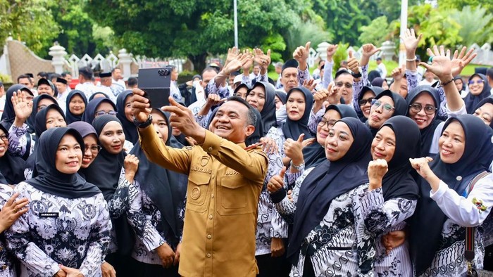 Bupati Bone Andi Asman Sulaiman saat berfoto bersama kontingen PGRI Bone.