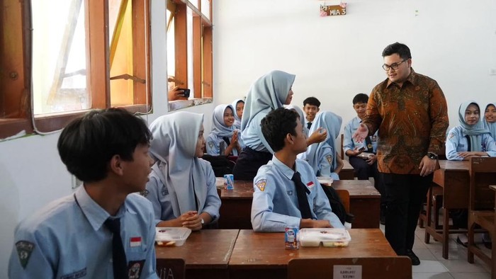 Bupati Kediri Hanindhito Himawan Pramana atau Mas Dhito