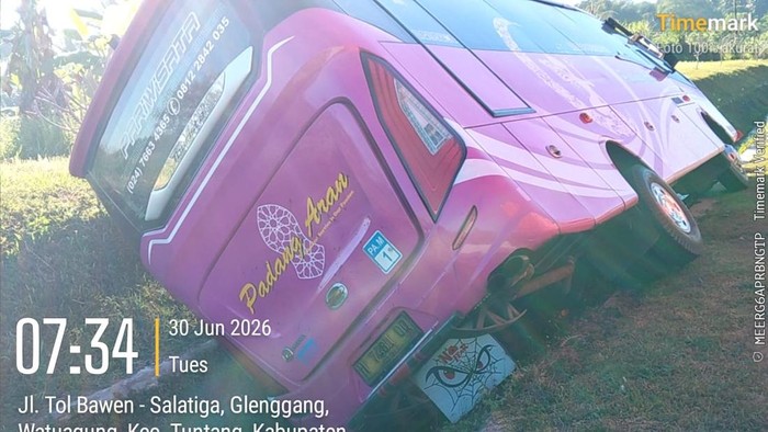 Bus terperosok ke parit di Jalan Tol Semarang-Solo Km 454+200A, Kabupaten Semarang menewaskan dua orang, Selasa (30/6/2026).