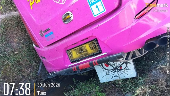 Bus terperosok ke parit di Jalan Tol Semarang-Solo Km 454+200A, Kabupaten Semarang menewaskan dua orang, Selasa (30/6/2026).