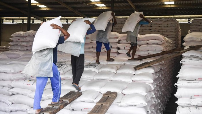 Buruh angkut memindahkan pupuk bersubsidi jenis urea di Gudang Pupuk Indonesia, Awipari, Kota Tasikmalaya, Jawa Barat, Selasa (30/6/2026). Kementerian Pertanian mencatat hingga 25 Juni  realisasi penyaluran pupuk bersubsidi telah mencapai 54,28 persen dari alokasi nasional sebesar 9,55 juta ton guna mendukung peningkatan produksi beras nasional di tengah ancaman krisis pangan global dan perubahan iklim. ANTARA FOTO/Adeng Bustomi/nz